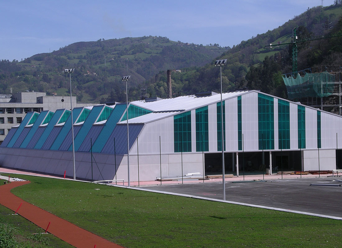 campus-mieres-sport-building-with-polycarbonate